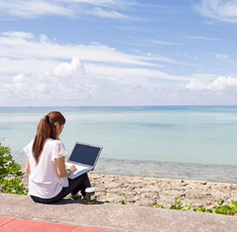 1-student-life-australia-studying-at-beach-thumbnail